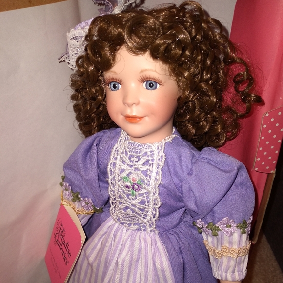 Vintage Paradise Galleries Porcelain doll - Picture 4 of 8